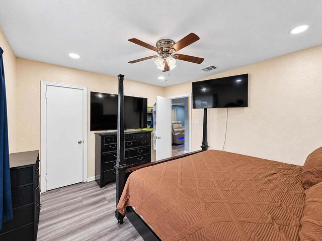 6737 E Bayou Drive, Hitchcock, TX 77563