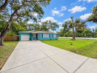 6737 E Bayou Drive, Hitchcock, TX 77563