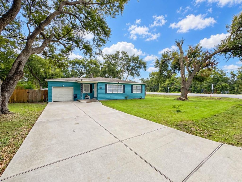 6737 E Bayou Drive, Hitchcock, TX 77563