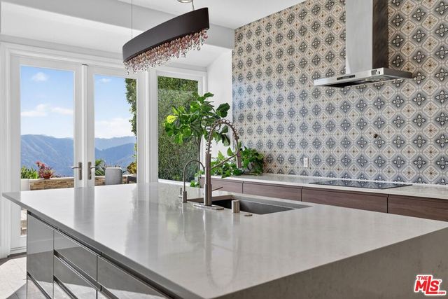 16718 Calle Arbolada, Pacific Palisades, CA 90272