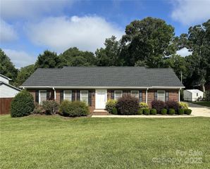 2443 1st Street Place NW, Hickory, NC 28601