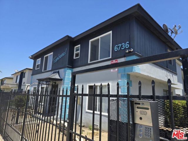 6800 West Boulevard, Los Angeles, CA 90043