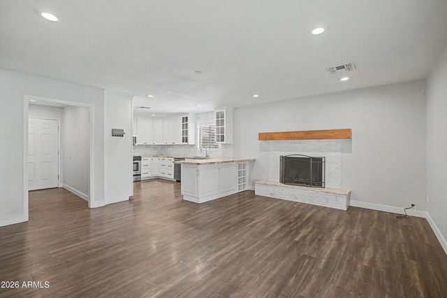 8018 W ACOMA Drive, Peoria, AZ 85381