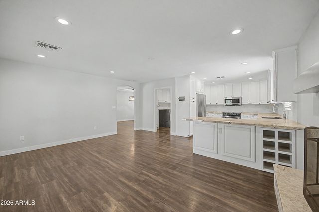 8018 W ACOMA Drive, Peoria, AZ 85381
