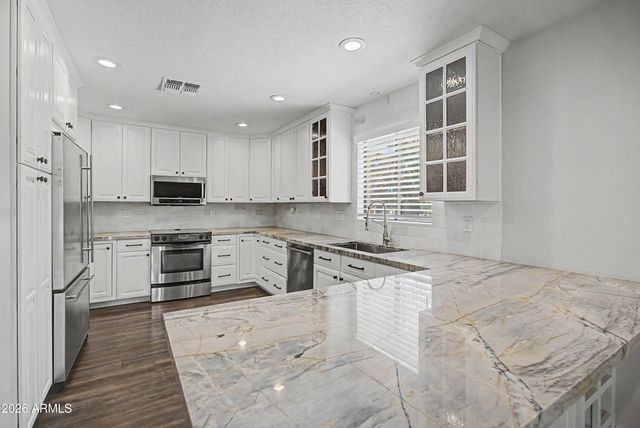 8018 W ACOMA Drive, Peoria, AZ 85381
