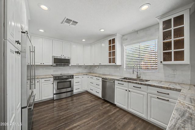 8018 W ACOMA Drive, Peoria, AZ 85381