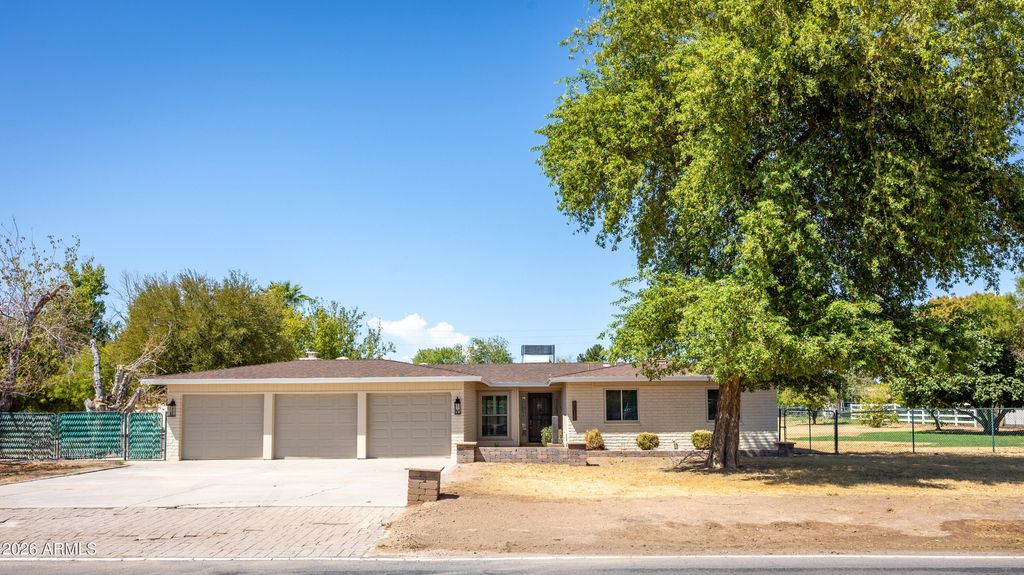 8018 W ACOMA Drive, Peoria, AZ 85381 — exterior