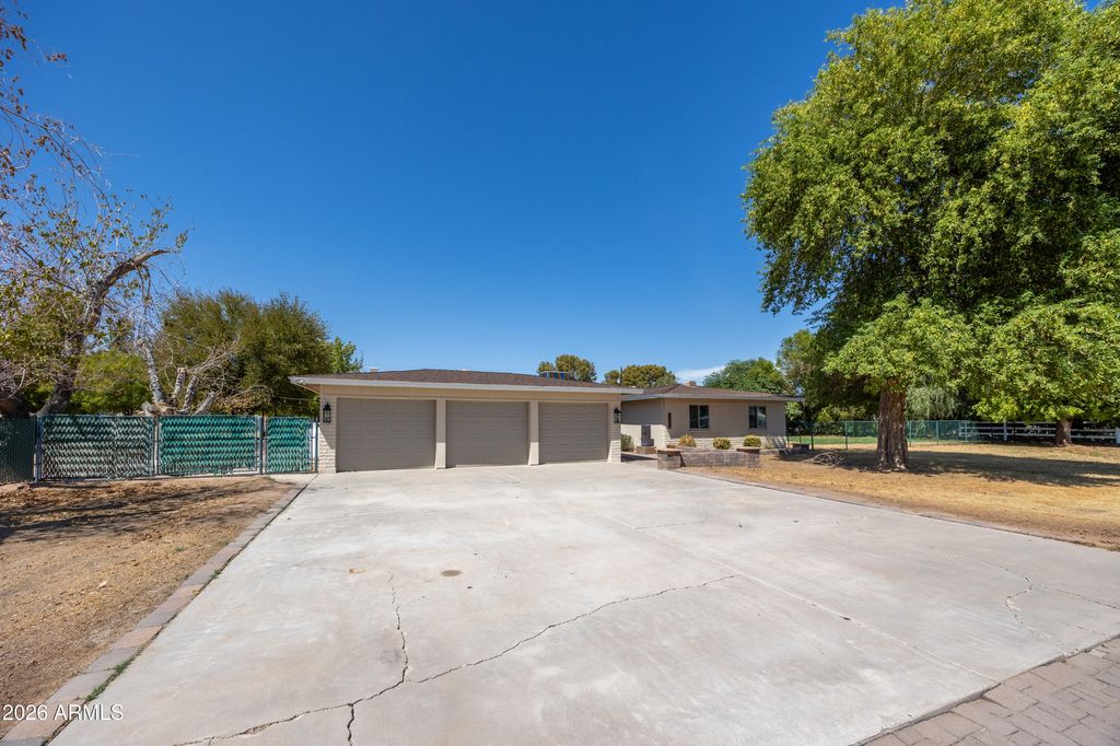 8018 W ACOMA Drive, Peoria, AZ 85381 — photo 2
