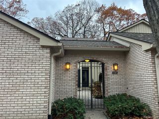 1285 GREENGLEN Court, Bloomfield Charter Township, MI 48304
