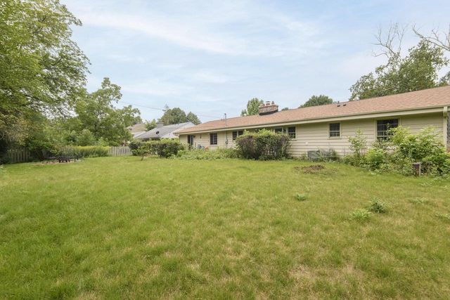 8934 N Lake DRIVE, Bayside, WI 53217