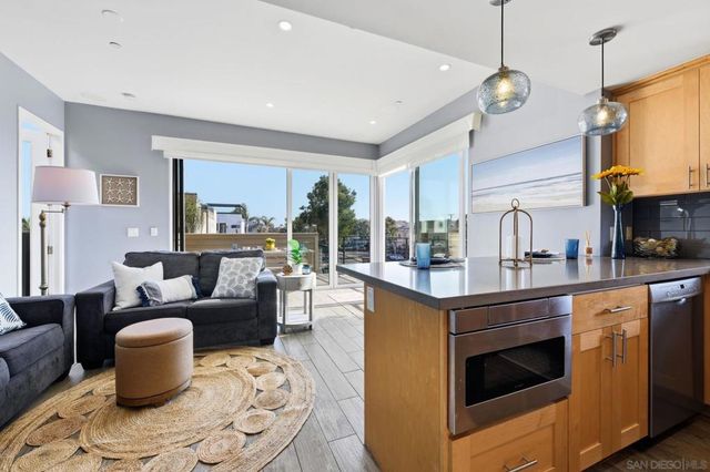 802 Ostend Ct, San Diego, CA 92109