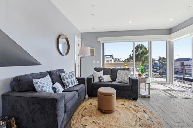 802 Ostend Ct, San Diego, CA 92109