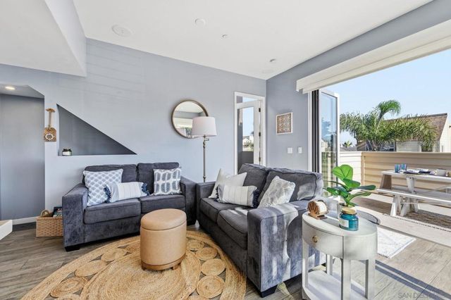 802 Ostend Ct, San Diego, CA 92109