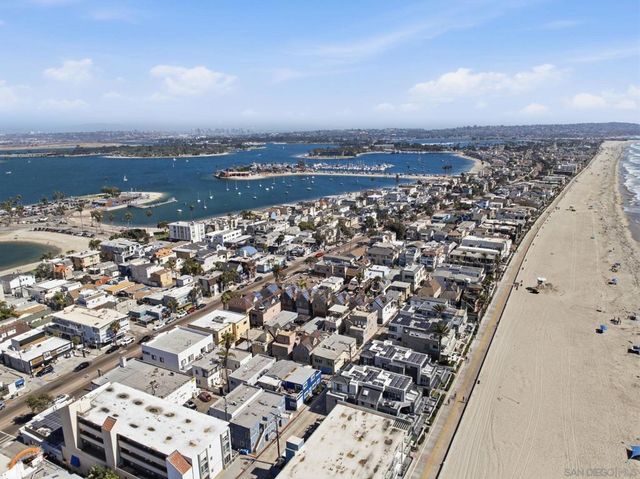 802 Ostend Ct, San Diego, CA 92109