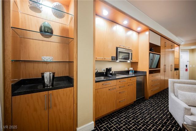 2000 North Fashion Show Drive 1623, Las Vegas, NV 89109