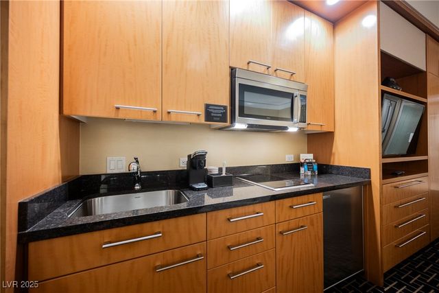 2000 North Fashion Show Drive 1623, Las Vegas, NV 89109