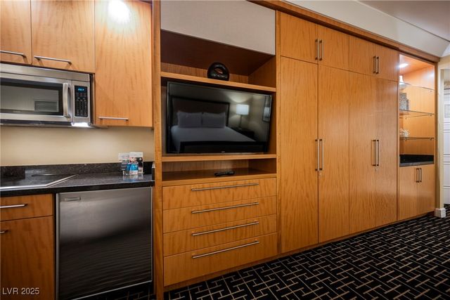 2000 North Fashion Show Drive 1623, Las Vegas, NV 89109