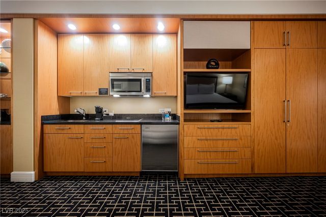 2000 North Fashion Show Drive 1623, Las Vegas, NV 89109