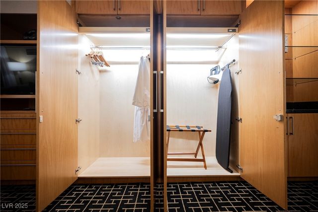 2000 North Fashion Show Drive 1623, Las Vegas, NV 89109