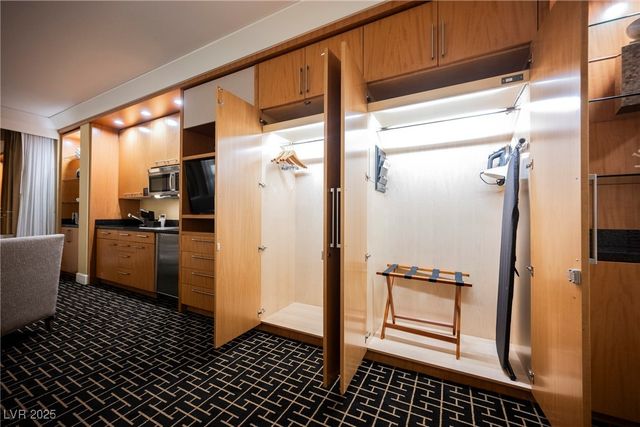 2000 North Fashion Show Drive 1623, Las Vegas, NV 89109