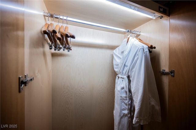 2000 North Fashion Show Drive 1623, Las Vegas, NV 89109