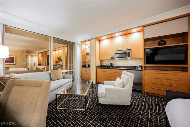 2000 North Fashion Show Drive 1623, Las Vegas, NV 89109