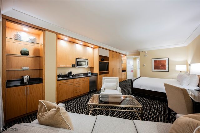 2000 North Fashion Show Drive 1623, Las Vegas, NV 89109