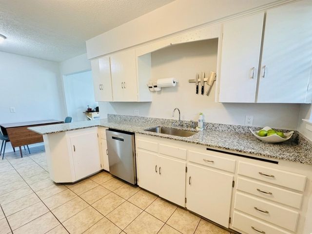 2732 W Jefferson Boulevard, Dallas, TX 75211