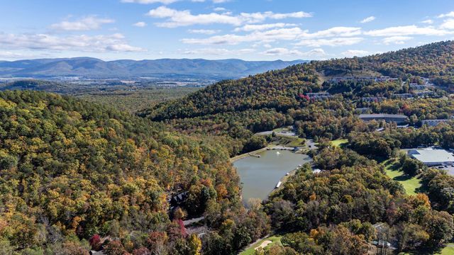 5067 NICKLAUS LN, Mcgaheysville, VA 22840