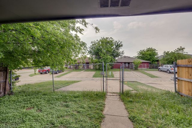3422 Heritage Lane, Forest Hill, TX 76140