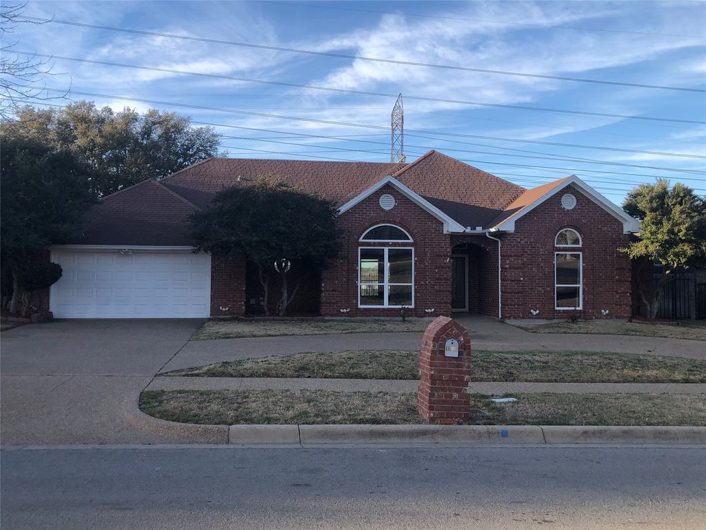 10172 Wandering Way Street, Benbrook, TX 76126
