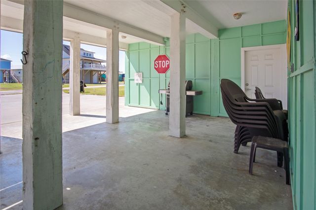 962 Raymond, Crystal Beach, TX 77650