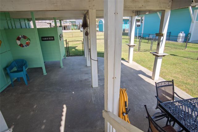 962 Raymond, Crystal Beach, TX 77650