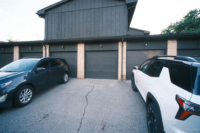 37343 Clubhouse Drive, Sterling Heights, MI 48312