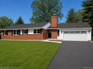 6881 W DARTMOOR Road, West Bloomfield Charter Township, MI 48322