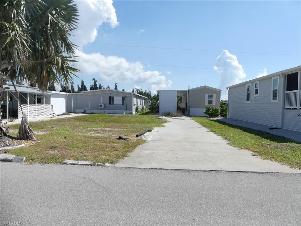 4915 Gulfgate LN, ST. JAMES CITY, FL 33956 — photo 3