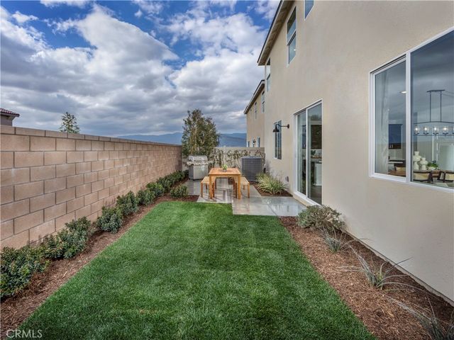 2037 Grapefruit Street, Redlands, CA 92374