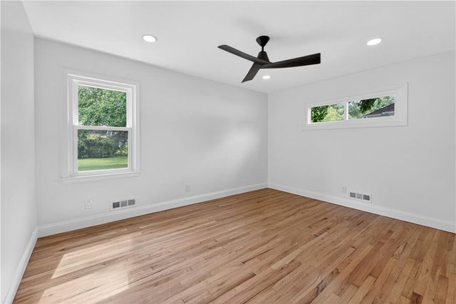 8919 Mission Road, Leawood, KS 66206