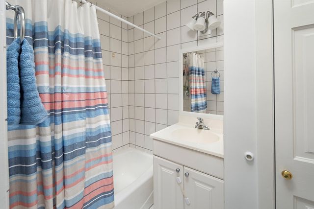 1 Charles St V, Reading, MA 01867