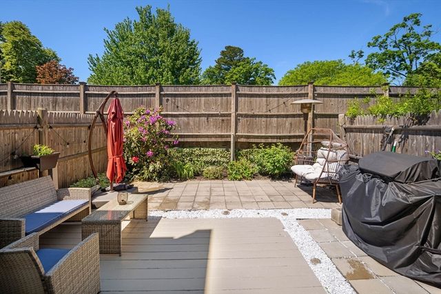 1 Charles St V, Reading, MA 01867