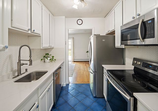 1 Charles St V, Reading, MA 01867