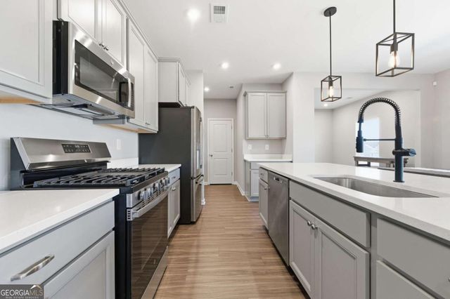 556 Crystal Lake Parkway, Hoschton, GA 30548