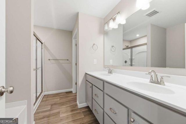 556 Crystal Lake Parkway, Hoschton, GA 30548