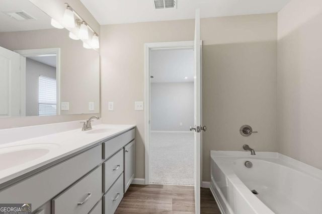 556 Crystal Lake Parkway, Hoschton, GA 30548