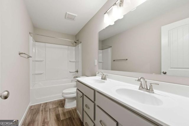 556 Crystal Lake Parkway, Hoschton, GA 30548