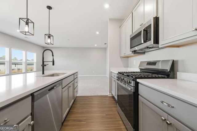 556 Crystal Lake Parkway, Hoschton, GA 30548