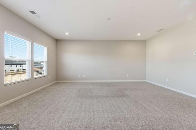 556 Crystal Lake Parkway, Hoschton, GA 30548