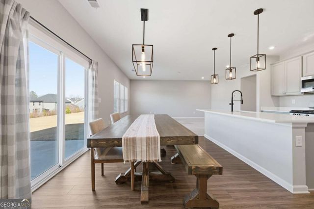 556 Crystal Lake Parkway, Hoschton, GA 30548