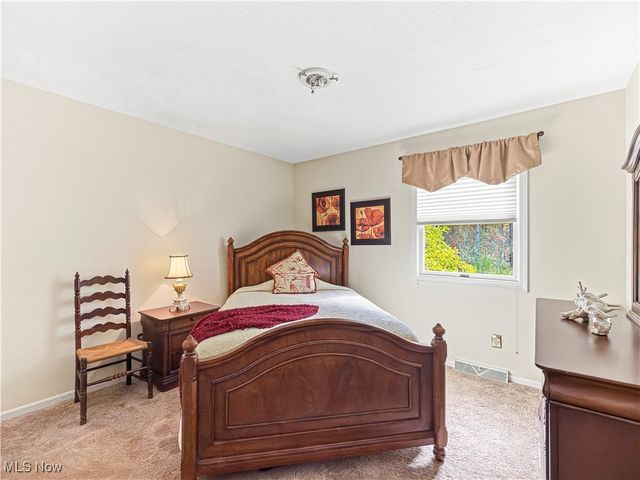 100 Clearwater Cove S, Austintown, OH 44515