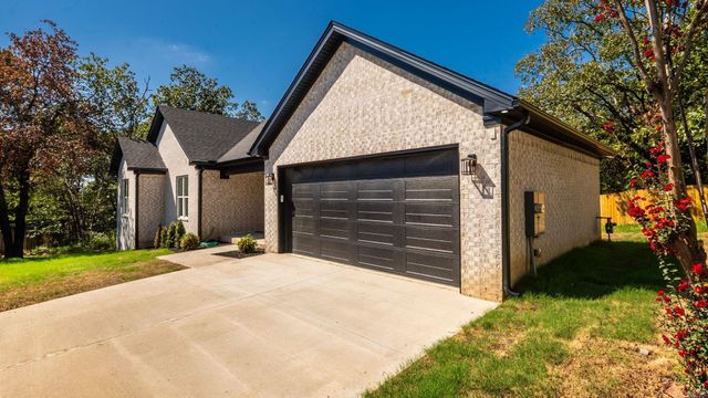 9 IDLEWOOD Place, Maumelle, AR 72113